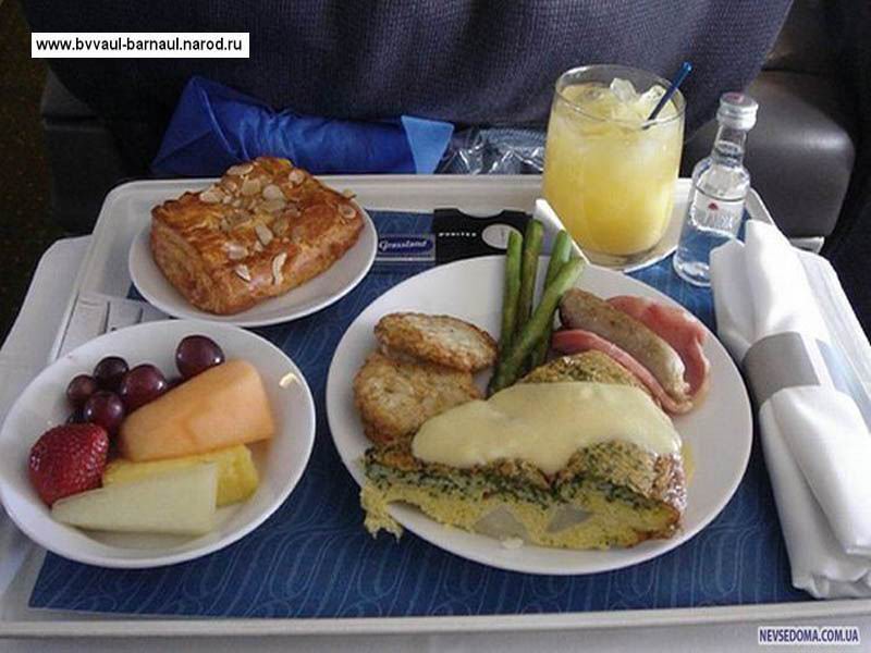 Сколько раз кормят в купе. Еда в самолете. Питание в поезде. Завтрак в поезде. Еда в поезд.